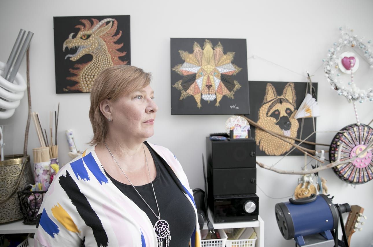 Pia Rantanen saa mielenrauhaa taiteen avulla. Pistemaalaus tuli mukaan puolitoista vuotta sitten. Taide auttoi jaksamaan koronaviruksen aikana, kun psykoterapia on ollut tauolla.