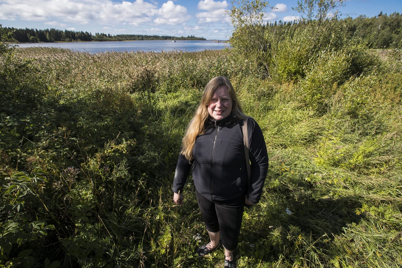Kaavasuunnittelija Outi Järvinen suunnilleen Ruottalonlahden asuntoalueen tulevan laiturin paikalla. Rannasta on suora näköyhteys Taskun saareen.