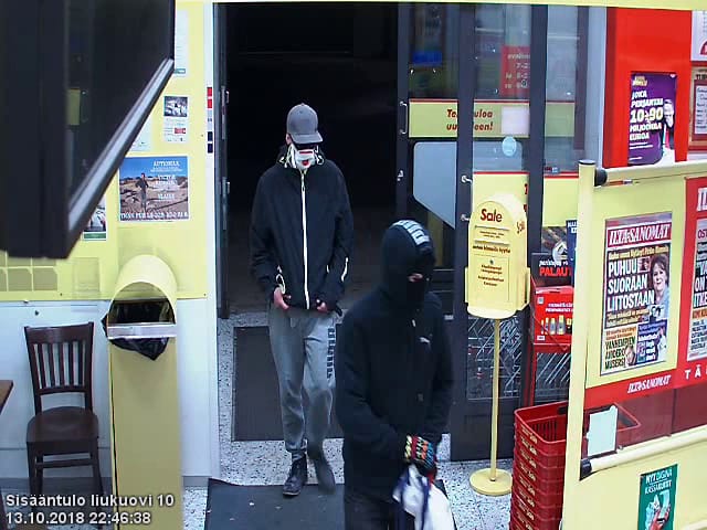 Poliisin julkaisema valvontakamerakuva Alppilan kaupparyöstöstä.