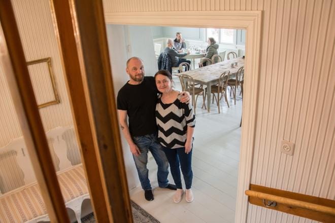Juha Kaartinen ja Kaisa Kaihola toivovat, että Hetkessä asiakkailla olisi mahdollisimman kotoisa olo. ”Sen huomasi jo aamupalalla, että siitä oli sellainen turha jäykkyys pois”, Juha iloitsee. KUVAT: JESSICA RISTIMÄKI, KAISA KAIHOLA