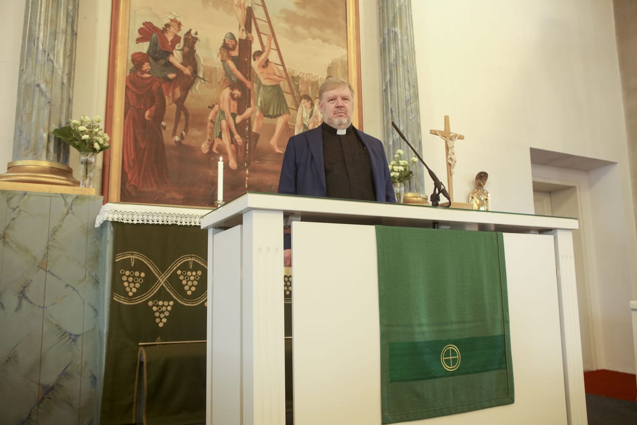 Keminmaan kirkkoherra Ari Rautakoski on erityisen tyytyväinen uuteen keskeisalttaripöytään. Toimitukset tehdään nyt kasvot seurakuntalaisia kohti.