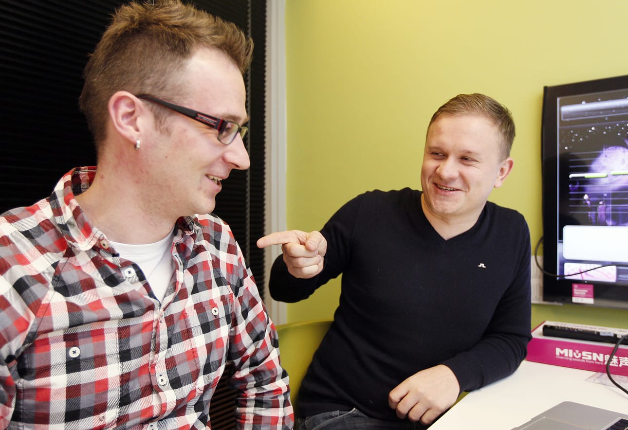 SingOn-laulupeli ponnistaa Oulusta maailmalle. Kuvassa yrityksen toimitusjohtaja Samu Keränen (oik.) ja tuotekehityspäällikkö Tommi Halonen. Halonen nähtiin markkinoimassa SingOnia avannosta käsin Polar Bear Pitchingissä Raatissa viime viikolla. Arkistokuva.