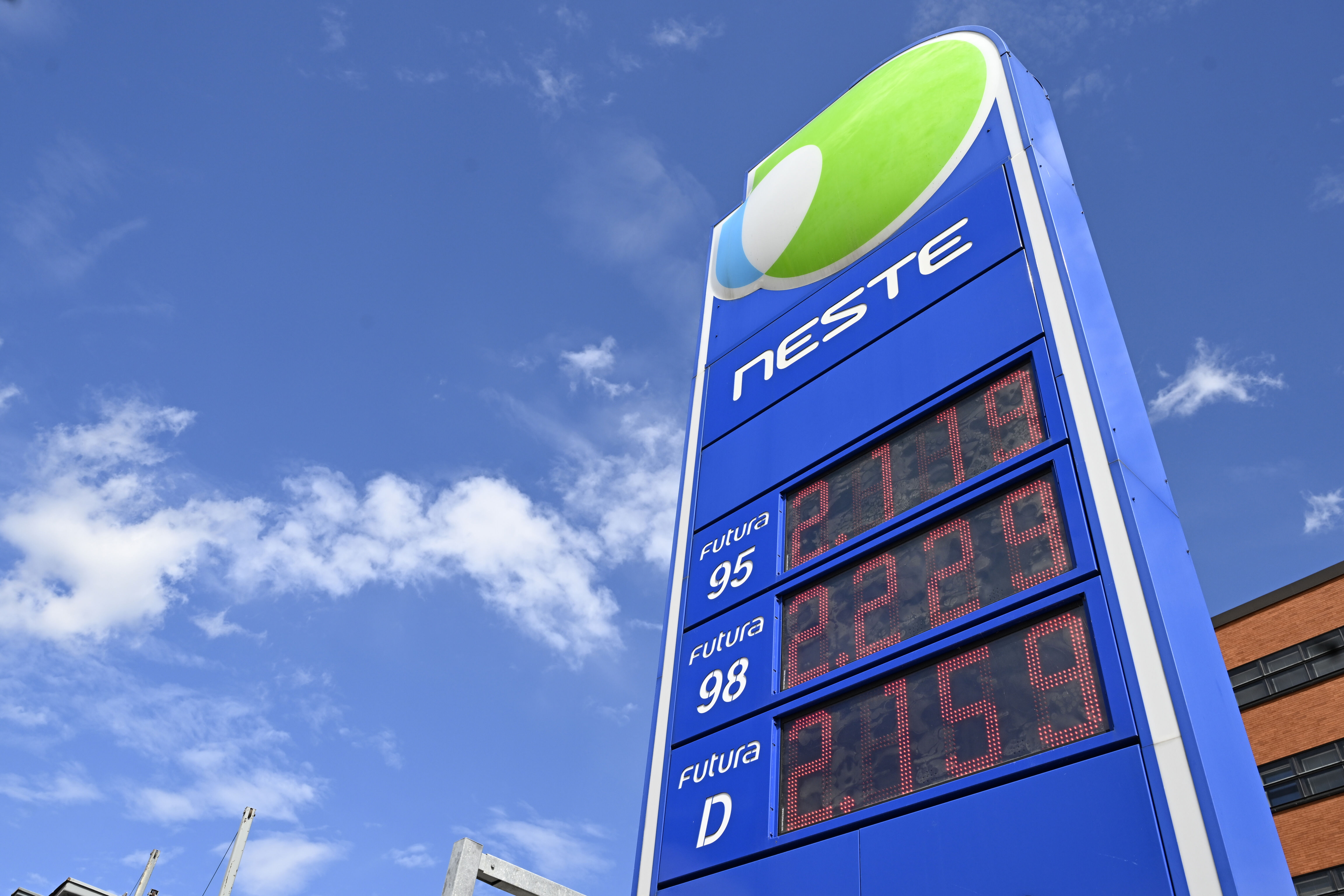 Öljyn vapauttaminen varastoista hillitsi pahinta hinnannousua, mutta Euroopan energiariippuvuus on yhä ratkomatta