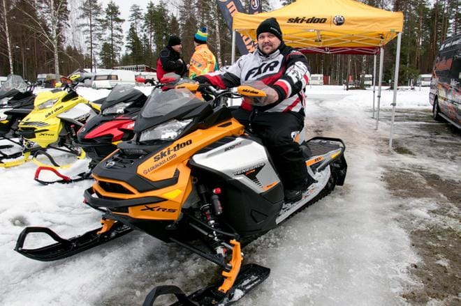 Teuvalainen Henri Vesala on tälle kaudelle ostanut jo kaksi moottorikelkkaa. Kolmatta hän ei enää millään viitsisi, vaikka kuume on kyllä taas kova. KUVA: JORMA HAVULA