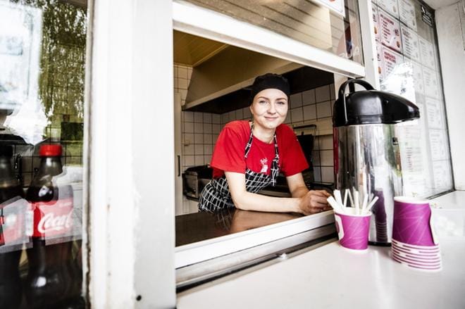 Roosa-Maria Laine oli itse iltavuorossa lauantaina, jolloin loton 10 miljoonan päävoitto posahti Lapualla sijaitsevan Hietalan kioskissa pelatulle kupongille. Lapuan kuumin puheenaihe oli valmis. KUVAT: KRISTA LUOMA