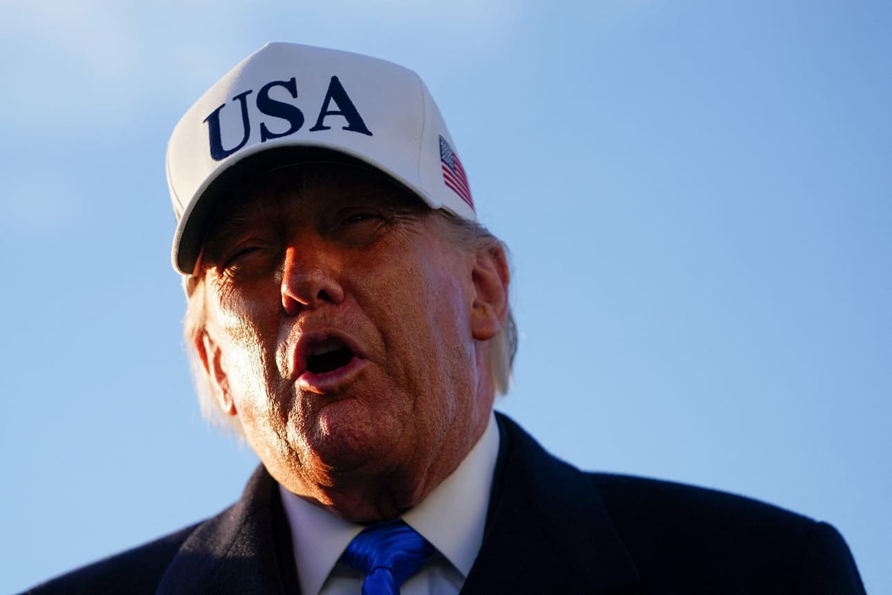 Yhdysvaltain presidentti Donald Trump sanoi puhelinhaastattelussa maan jatkavan iskuja Iranin öljysaarelle.