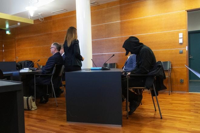 Nordea-jutun päätekijäksi epäillyn ja hänen entisen työkaverinsa (hupparimies kuvassa) välit ovat kylmenneet yhteisen rikosretken jälkeen. ARKISTOKUVA: JARNO PELLINEN