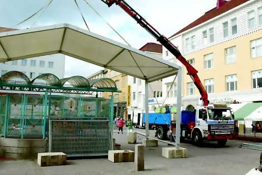 Rotuaari Piknikin esiintymislavaa rakennettiin tiistaina.