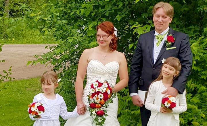 Arja ja Tauno Paakkarin hääjuhla oli yllätys tyttärille: iloinen sellainen. Kuva Paakkarien oma albumi