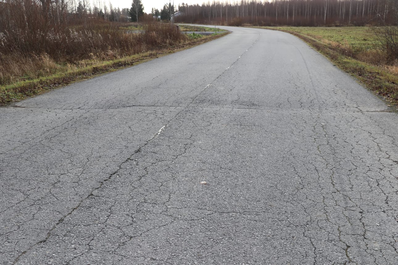 Kauhavan Tornimäen teollisuusalueen yrittäjät haluavat herätellä keskustelua alueen tiestön kunnosta. Kirjapainontiessä on pari poikittaispainaumaa, jotka ovat hankalia kohtia tien käyttäjille.