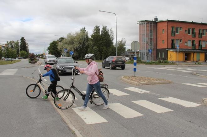 Seitsenvuotias Onni Sallinen testasi pyynnöstämme, kuinka hyvin kuvassa olevasta risteyksestä pääsee yli. Pojan kulkua seurasi äiti Suvi Sallinen, pojan sisko Iina Laitila ehti jo kävellä kauemmaksi. – Kun palaan lomalta töihin, Onni menee koululle aamu- ja iltapäivähoitoon. Kun lapset saavat lukujärjestyksen, katsomme, osuvatko koulun alkamis- tai loppumisajat joku päivä yksiin, jotta lapset voivat kulkea koulumatkan yhdessä, äiti tuumi. Mitä ajattelet, Onni, koulun alkamisesta? – Jännittää taas, kun pääsee kiipeilytelineisiin ja parkouraamaan niin kuin eskarissa. Tykkään matematiikasta ja puukäsitöistä. KUVA: MIA KÄRKKÄINEN