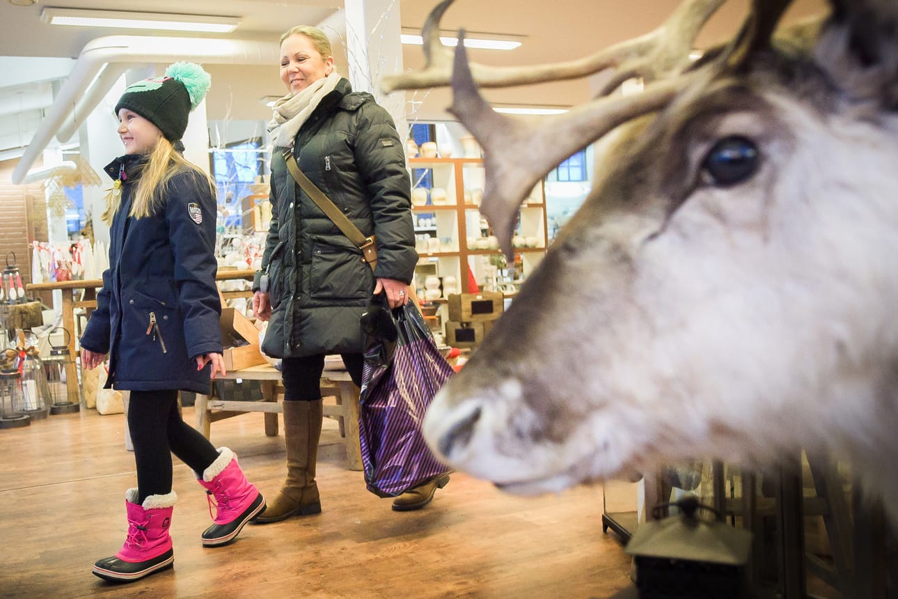Mari Rautiainen-Servo ja Sara Servo kävivät ostoksilla Bjarmiassa ja jatkoivat Tropiikkiin uimaan.