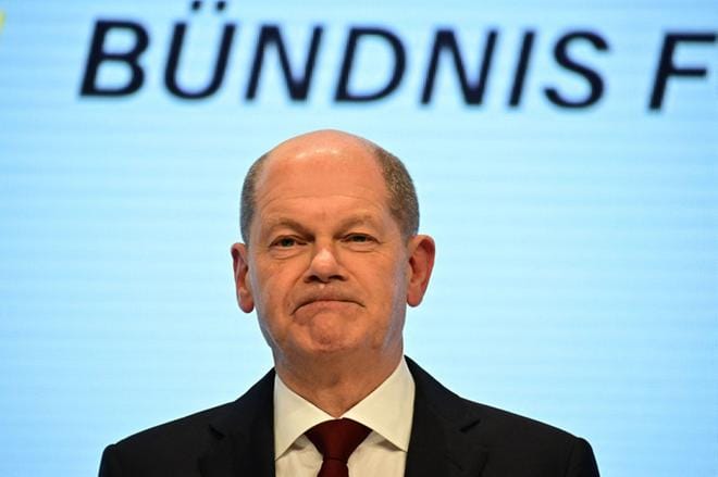 Olaf Scholz on palannut Saksan valtapolitiikan keskiöön. Scholzin mukaan seuraavan hallituksen merkittävät investoinnit pönkittävät Saksan asemaa maailman johtavana valtiona ja tekevät siitä ilmastonsuojelun edelläkävijän. KUVA: TOBIAS SCHWARZ/LEHTIKUVA