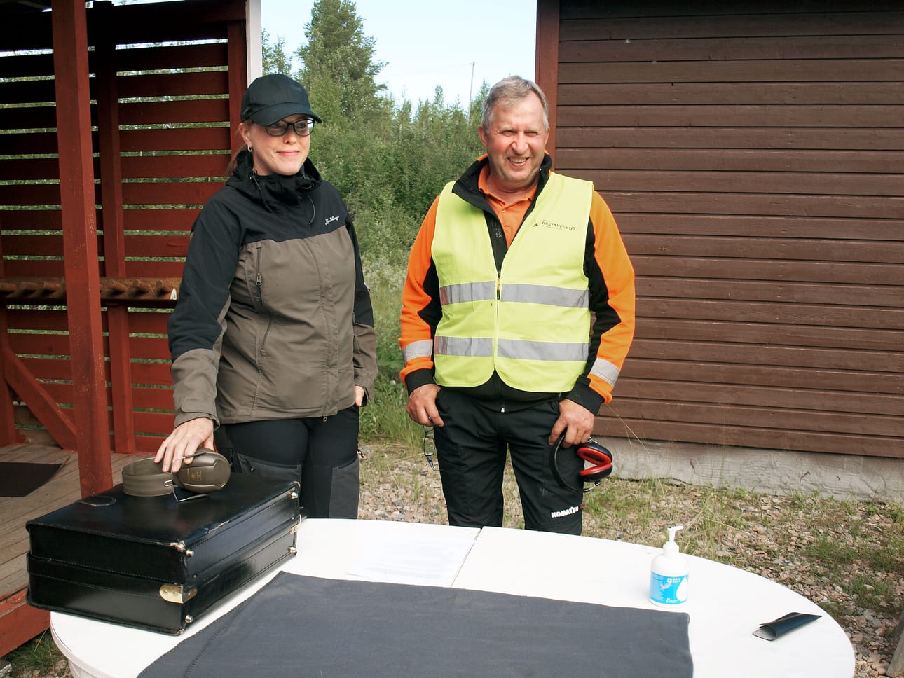 Hirviurheilun harrastus on Itä-Lapissa pohjalukemissa, mutta Peltojärven ampumaradan ympäristön laaja latuverkosto mahdollistaisi harjoittelun, kertovat rhy:n toiminnanohjaaja Anja-Riitta Orava ja talkoolainen Asko Alaluusua Luusuan Erämiehistä.