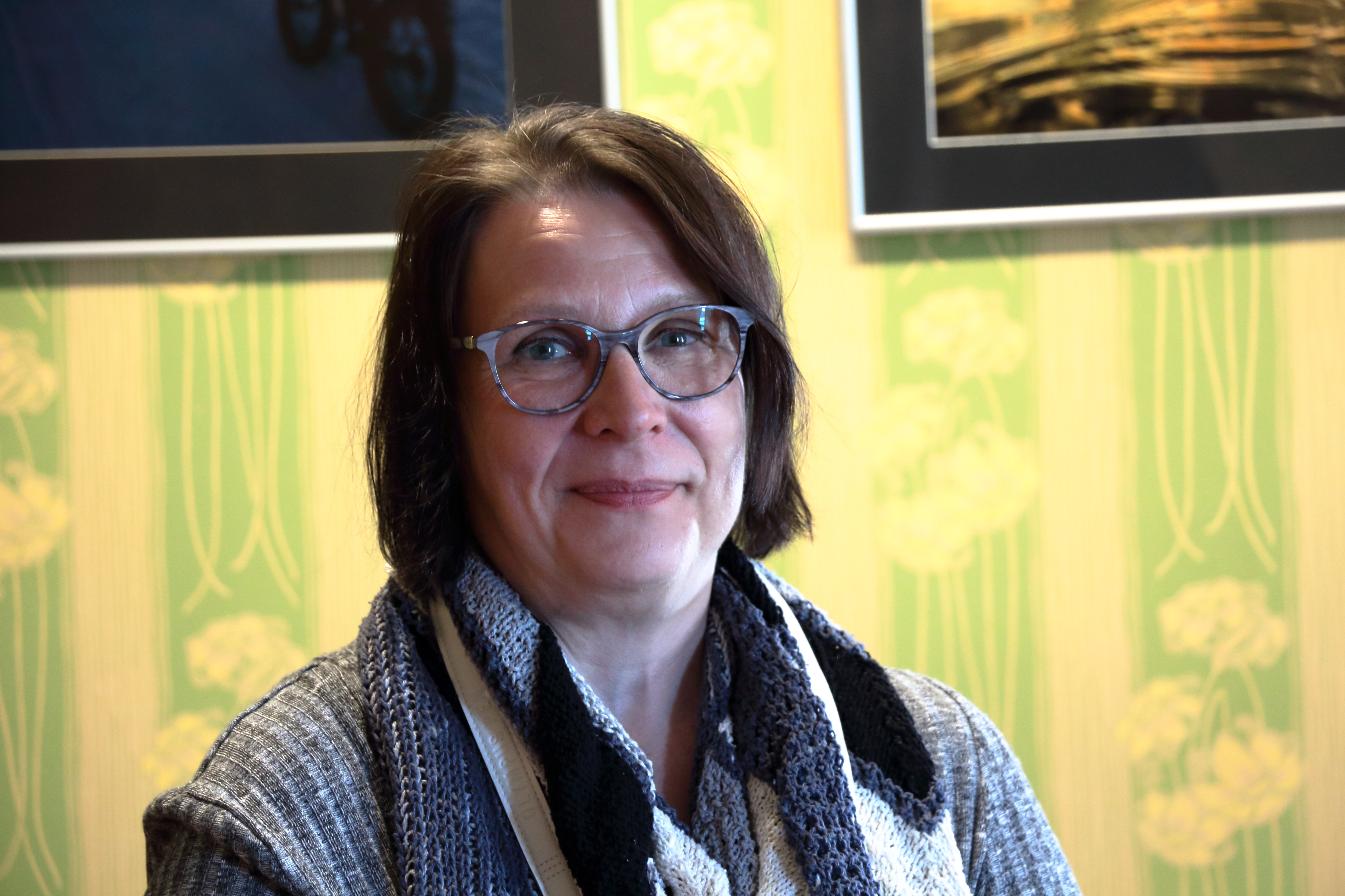 Leena Niva kertoo kamerakerhon tämänvuotisen kesänäyttelyn sisältävän monenlaisia kuvia, joita ovat ottanet monenikäiset kuvaajat. Nivalla on näyttelyssä viisi omaa otosta.