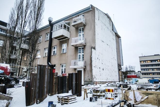 Vaasantalon julkisivun saneeraus ulottuu A-portaan ulkoseinästä syöksytorviin talon molemmin puolin. Puretun Sypin talon seinä ankkuroidaan Vaasantaloon antamaan rakennukselle lisätukea. Vaasantalon julkisivu on suojeltu asemakaavassa, joten siihen ei tule muutoksia. KUVA: KRISTA LUOMA