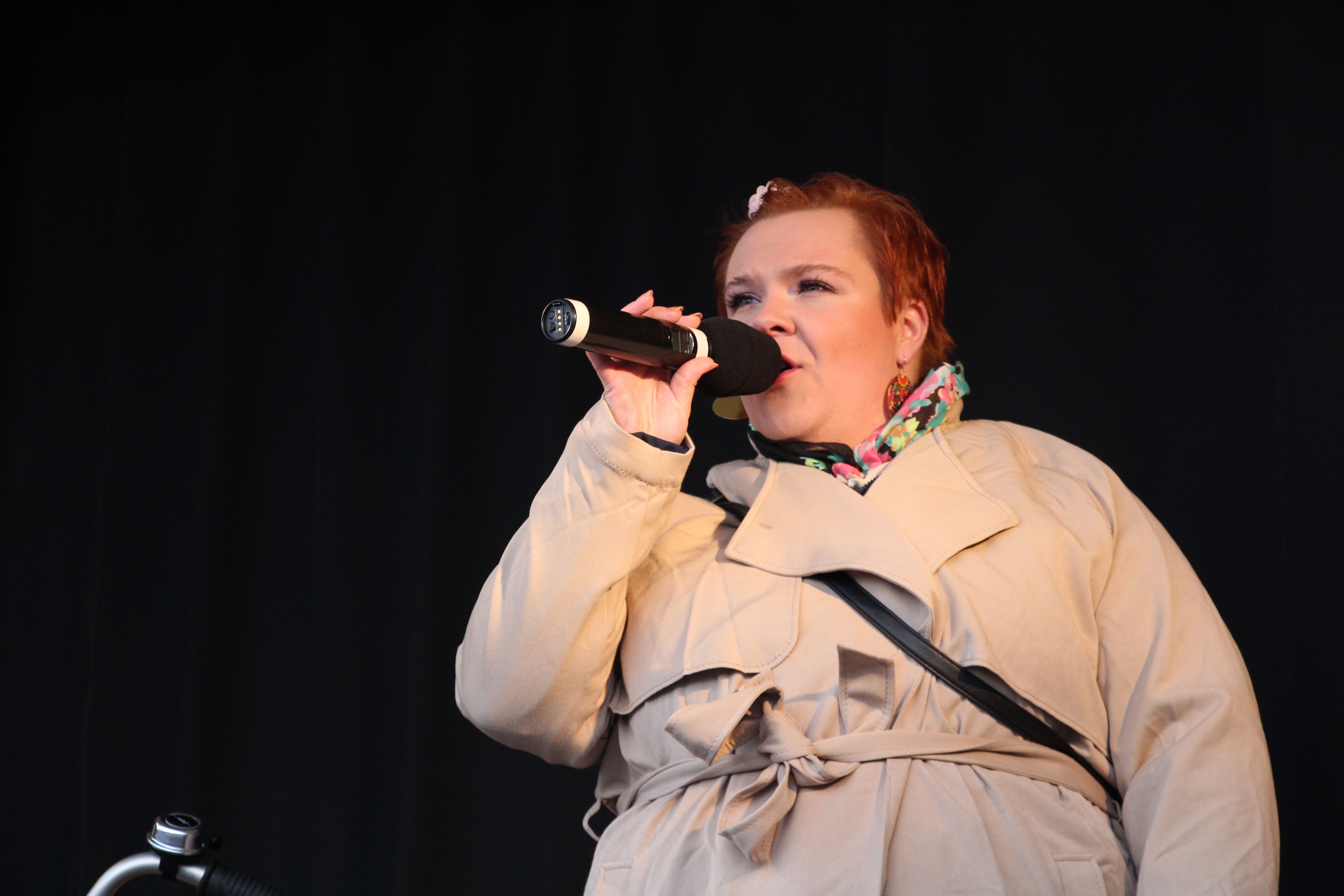 Oulaisten Karaokekerhoon kuuluva Jonna Partala lauloi Kaksi karttaa -kappaleen. 