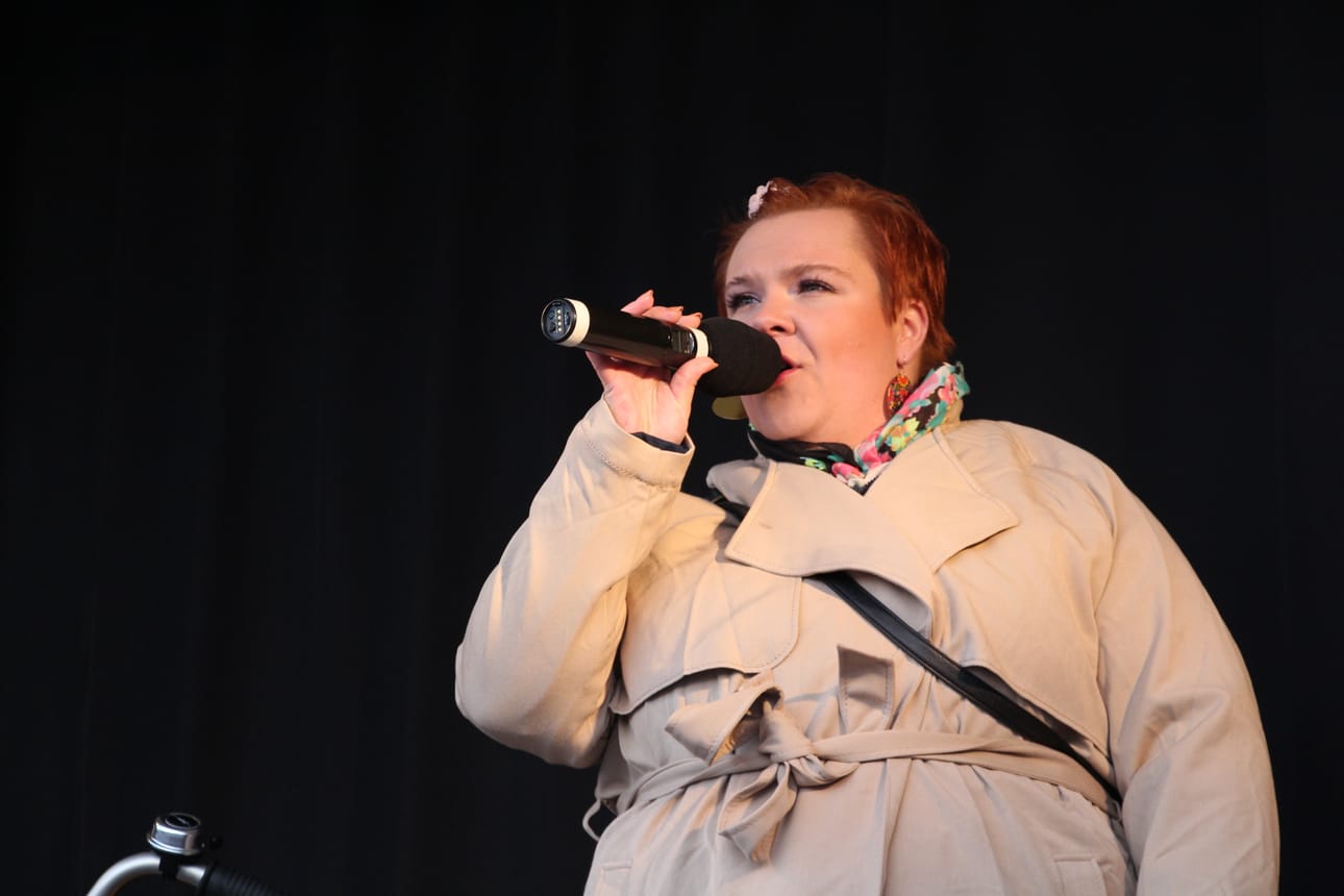 Oulaisten Karaokekerhoon kuuluva Jonna Partala lauloi Kaksi karttaa -kappaleen.