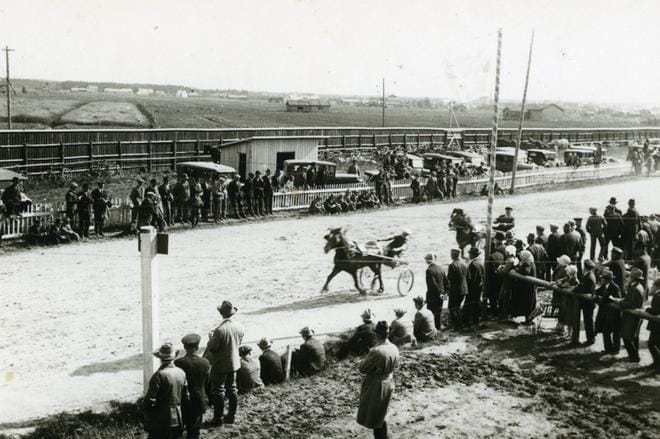 Tältä näytti Seinäjoen uusi ravikeskus 1920-luvulla. Se oli aikanaan maan vilkkaimpia. Tämä asema sillä on säilynyt näihin päiviin. Ensimmäiset Kuninkuusravit keskusradalla järjestettiin 1933. Rata toimi pitkään myös muun urheilun areenana. KUVA: SEINÄJOEN MUSEOIDEN KUVA-ARKISTO, MAAKUNTAKOKOELMA