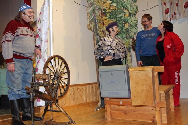 Tiia Somppi vikittelee tilan iltatähteä Timo Rissaa. Tilannetta seuraavat Heimo Hirsimäki ja Sirpa Talkkari. KUVA: TARJA RIIHIMÄKI
