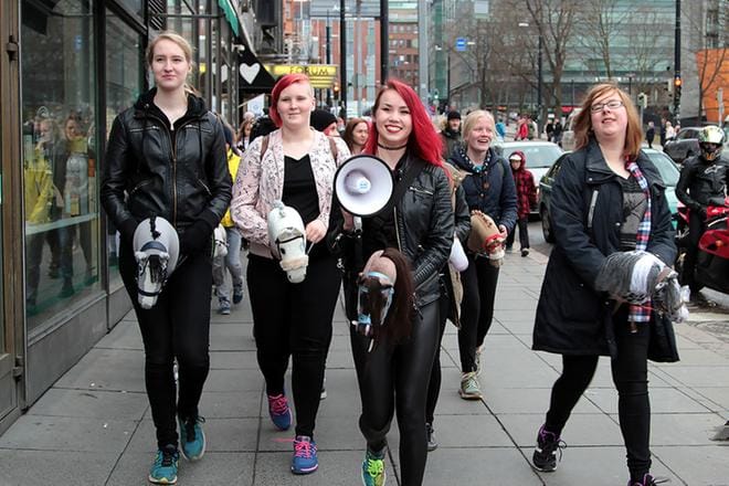 Maailmanlaajuisen ilmiön aloittanut dokumenttielokuva keppihevosista ja niiden rohkeista ratsastajista nähdään sunnuntaina TV2:ssa. Kuva: Shawket Alzare/Yle Kuvapalvelu