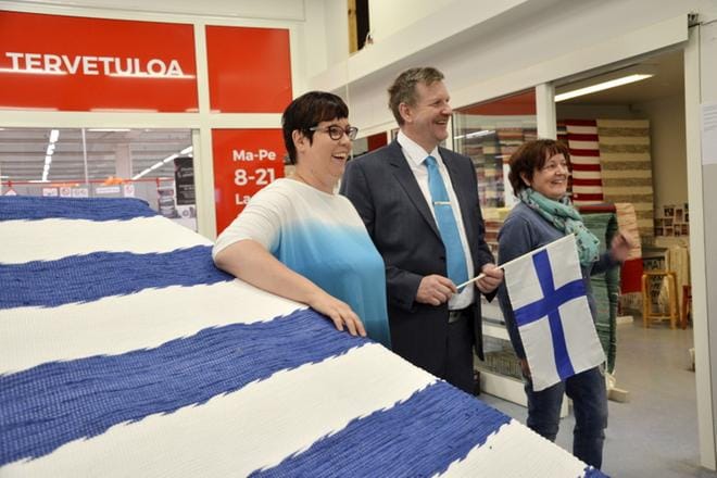 Europarlamentaarikko, vasemmistoliiton presidenttiehdokas Merja Kyllönen (vas.) julkisti Halla-ahon Kutomo Ky:n Suomi 100 -maton Alajärvellä Maxin kauppakeskuksessa. Vieressä maton suunnitellut Olli Ketola ja vaimo Vappu Ketola. KUVA: SARI HEINILÄ