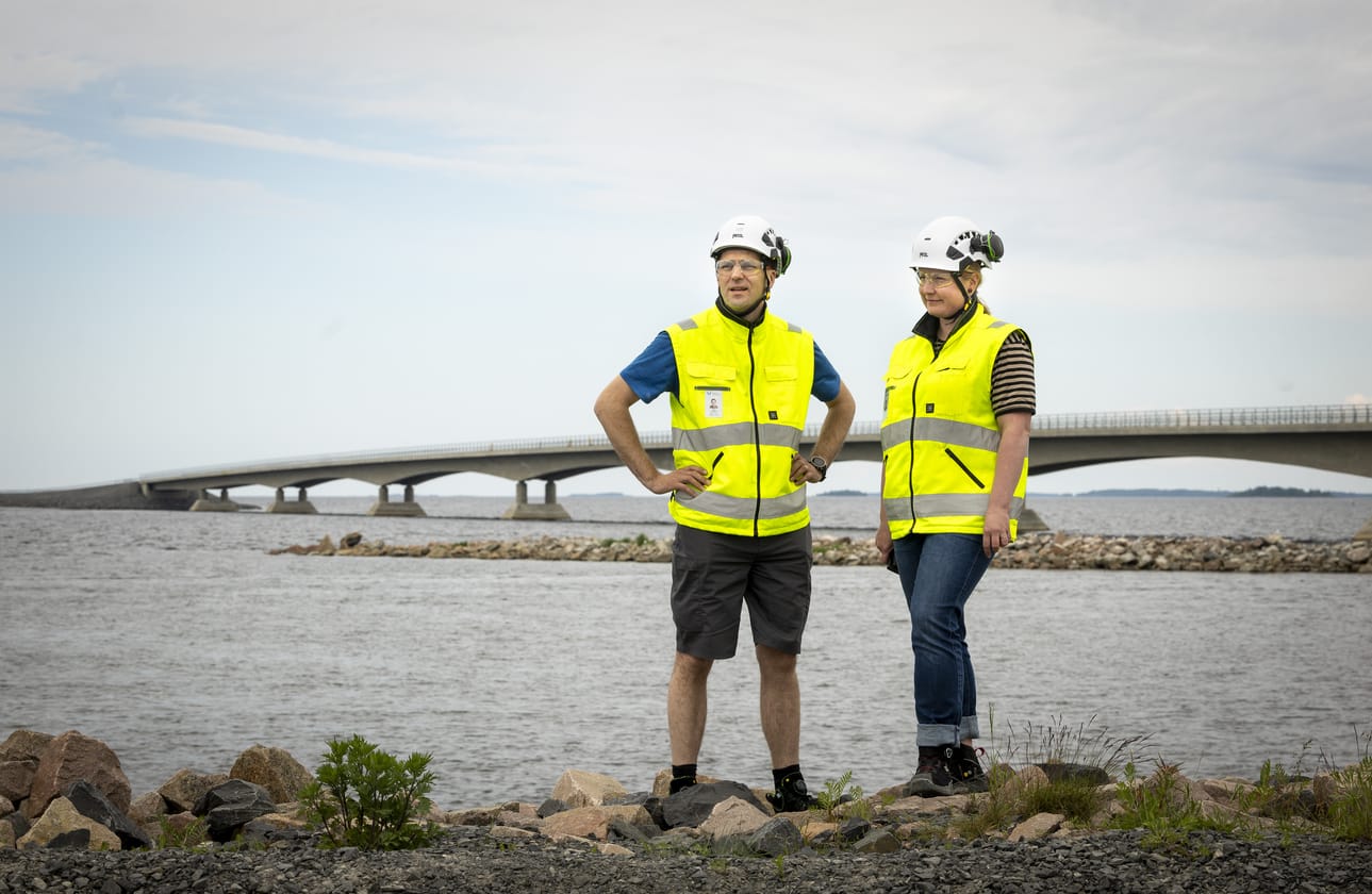 Väyläviraston projektipäälliköiden Jukka Päkkilän ja Terhi Honkarinnan työ jatkuu loppuvuoteen, vaikka Hailuodon kiinteä yhteys liikenteelle avataan jo kesäkuun lopussa. Taustalla näkyy mantereen puoleinen Riutun silta.