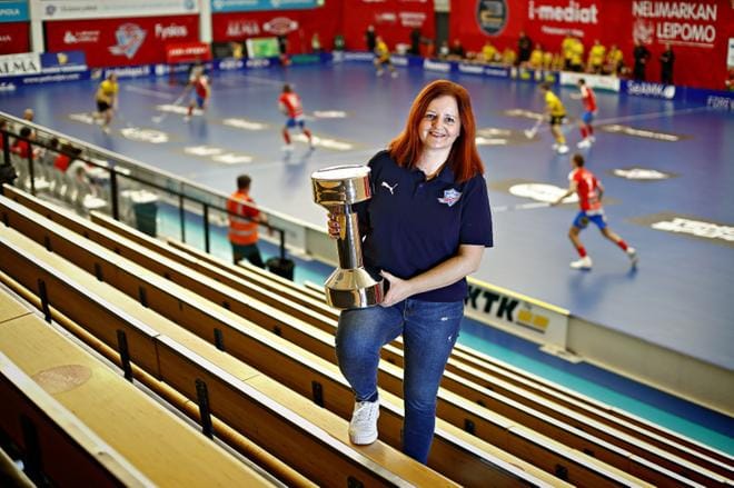 Urheilugaalassa palkittu Tuulikki Kangasluoma on toiminut salibandyn parissa jo 25 vuotta. KUVA: TOMI KOSONEN