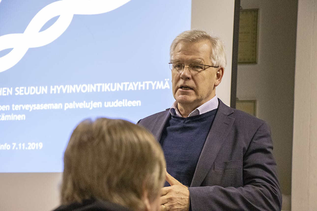 Hannu Kallunki muistutti, ettei vielä ole päätetty terveysaseman sulkemisesta. Kyläläisten näkemyksistä hän lupasi ottaa kopin.