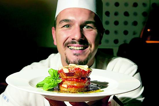 Keittiömestari Cristian Broglia toi Ouluun terveisiä Italian Parmasta. Munakoisopaistos on italialaisen aterian alkuruoka eli antipasti.