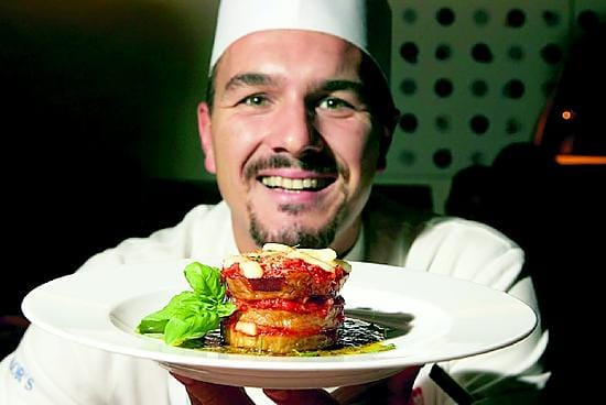 Keittiömestari Cristian Broglia toi Ouluun terveisiä Italian Parmasta. Munakoisopaistos on italialaisen aterian alkuruoka eli antipasti.