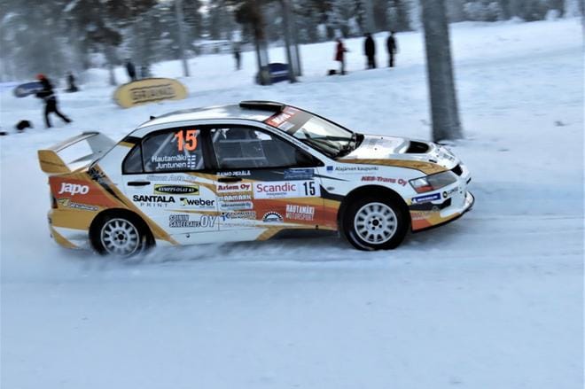Rallin SM-sarjaa 2020 kiertää kaksikko Ville Hautamäki-Mika Juntunen. 17 kertaa Tunturi-ralliin osallistunut Järviseudun UA:ta edustava Ville Hautamäki oli jälleen hyvässä vauhdissa, mutta Hautamäen hyvin alkaneen SM-avauksen pilasi ulosajo. KUVA:JUSSI LAITILA