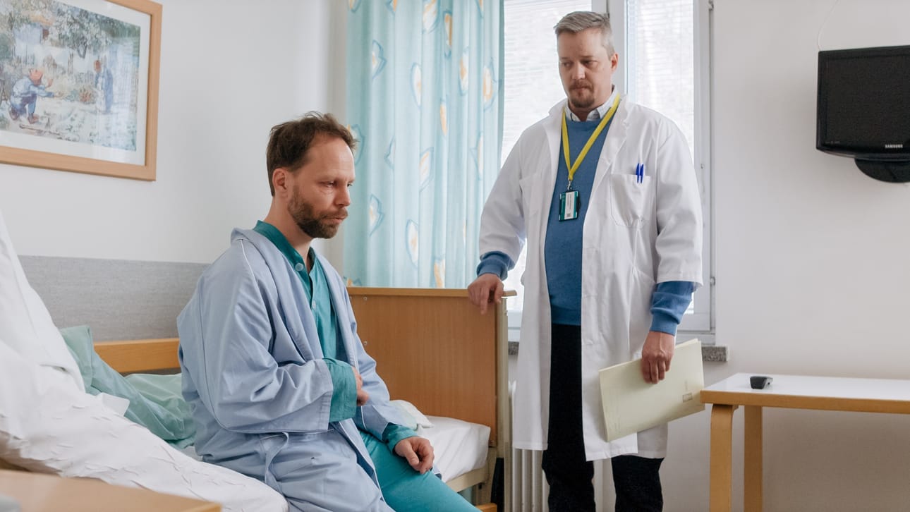 Teppo (Juho Milonoff) kuulee lääkäriltä (Samu Loijas), että edessä on muutto Itä-Helsinkiin kuntoutukseen.