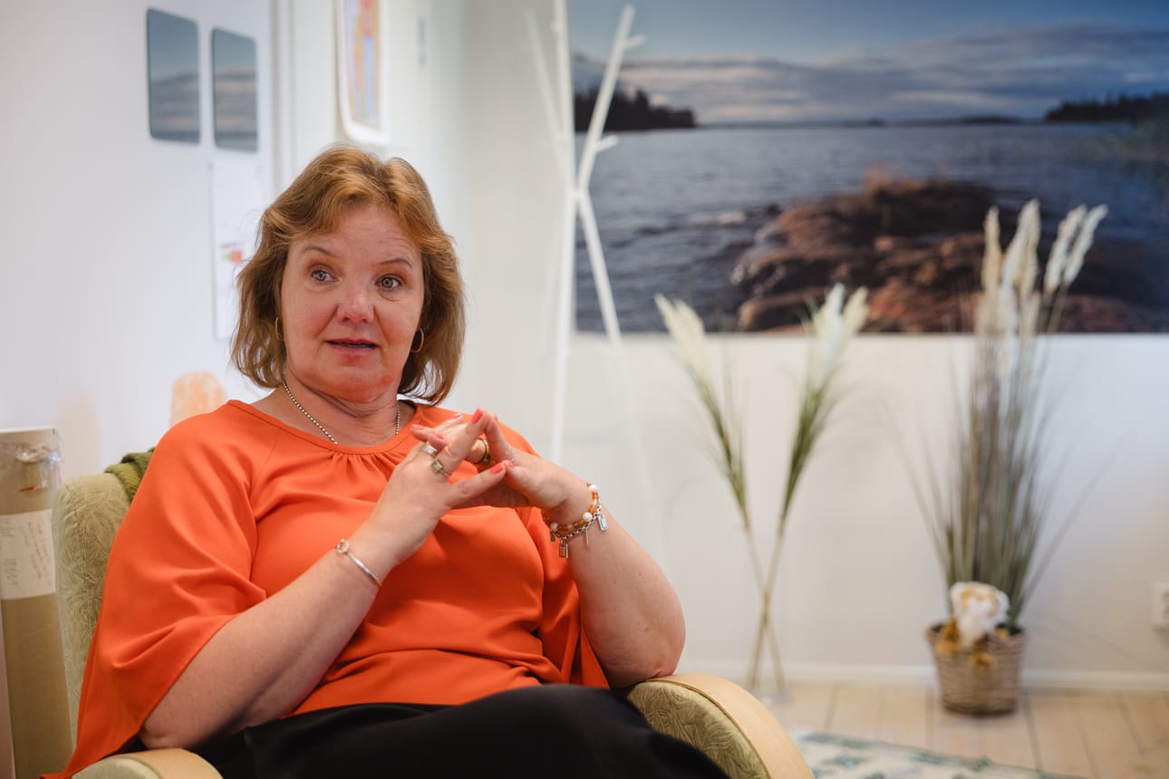 Hyvinvointikeskuksen tapaisessa yrityksessä sisustuksella on iso merkitys, koska jo pelkän tilassa olemisen toivotaan tukevan asiakkaan hyvinvointia. Granö-Träskelin säilytti sisustuksessa osittain vanhaa, kuten lattiat.