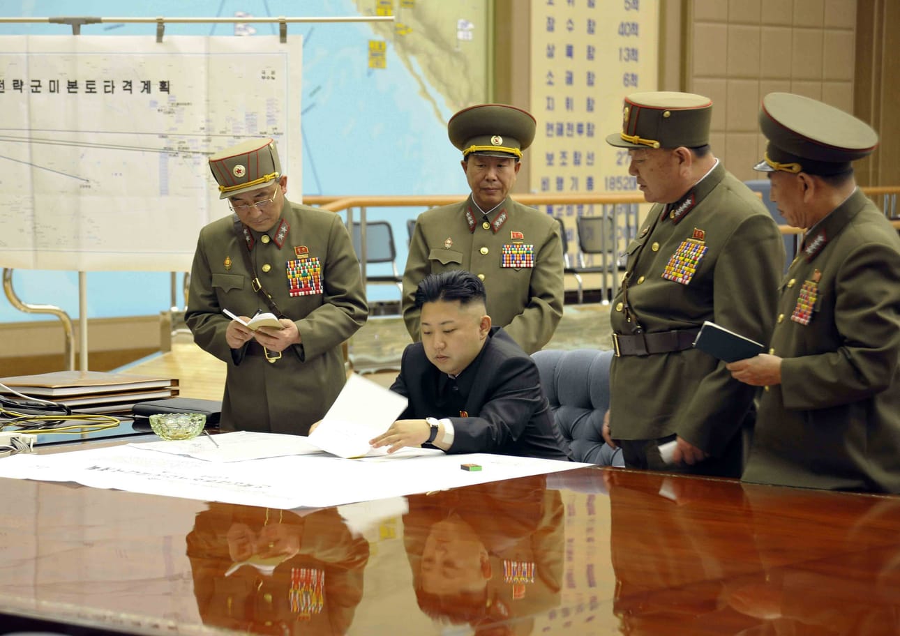 Kuvassa KIm Jong-Un Pohjois-Korean armeijan henkilöstön kanssa vuonna 2013.