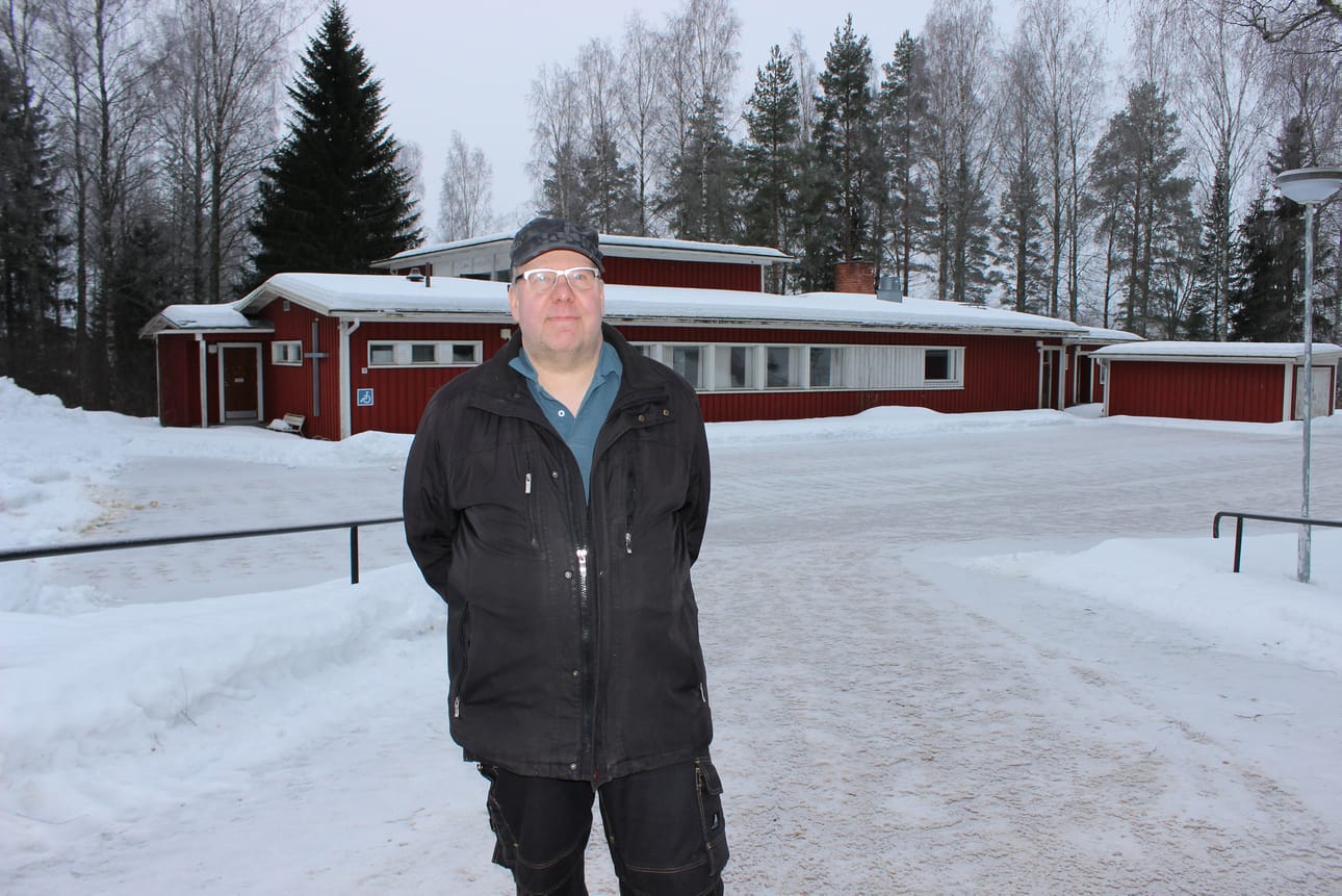 Karijoen kirkonmäellä käyneellä Mika Kariluomalla on monia muistoja purettavasta seurakuntatalosta.