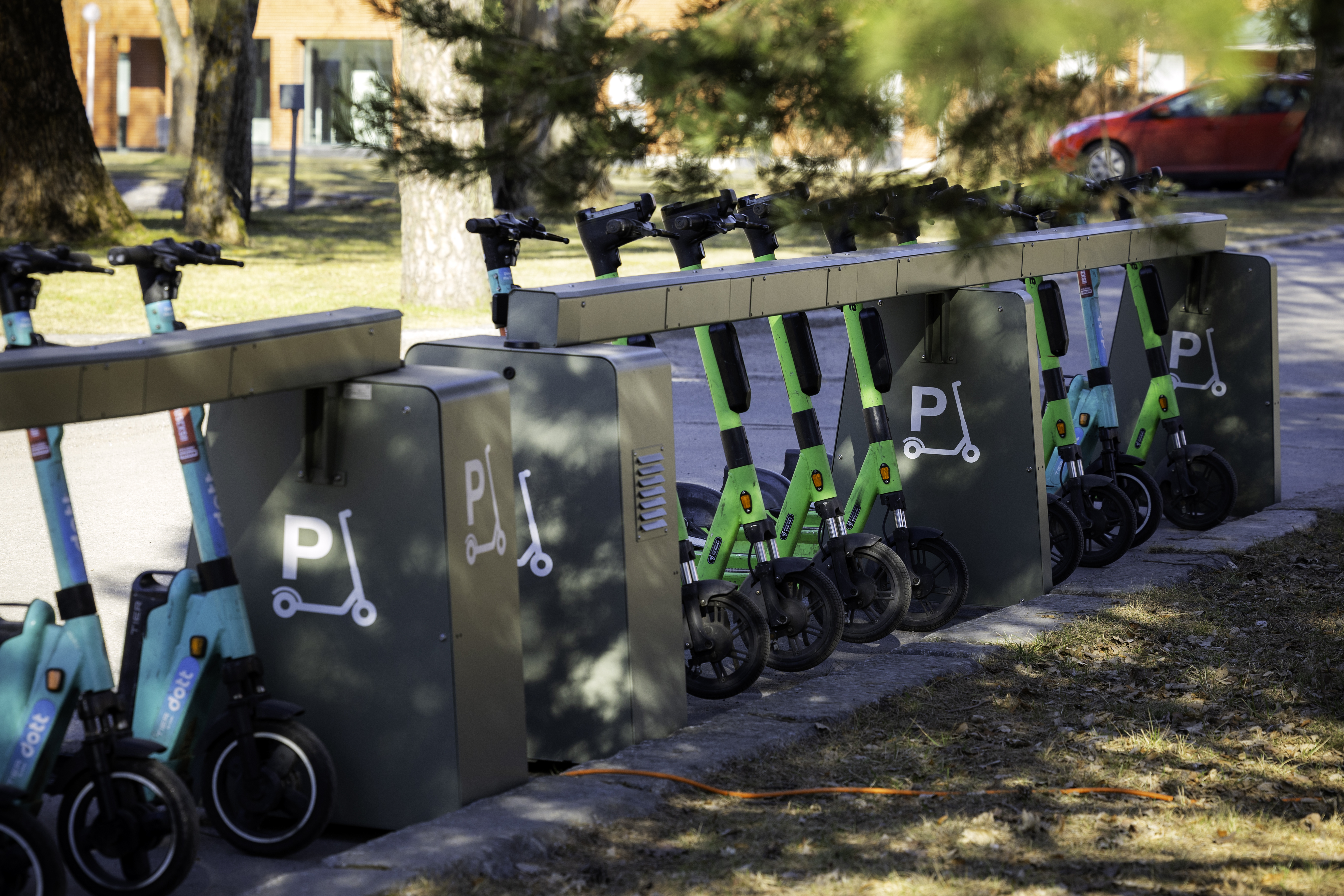 Sähköpotkulautojen pysäköinti tiukentuu Vaasassa – Kesäkuusta lähtien pakotetun pysäköinnin laiminlyönnistä voi napsahtaa sakko