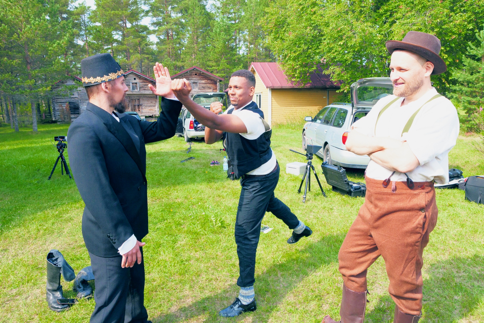 Sampo Marjomaa (oikealla) vastaa käsikirjoituksesta yhdessä työryhmän kanssa. Hän on myös mukana ohjaamassa lyhytelokuvaa. Kungfu-kohtausta suunnittelemassa myös Julian Owusu ja Teemu Syrjälä.