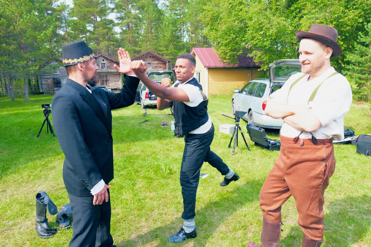 Sampo Marjomaa (oikealla) vastaa käsikirjoituksesta yhdessä työryhmän kanssa. Hän on myös mukana ohjaamassa lyhytelokuvaa. Kungfu-kohtausta suunnittelemassa myös Julian Owusu ja Teemu Syrjälä.