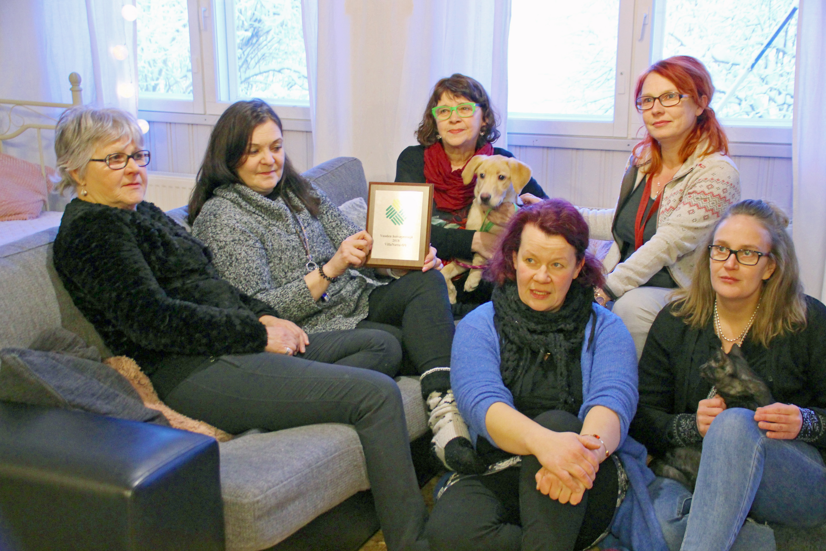 Vuoden hoiva-alan yritys 2018 -tunnustusta pitelee ohjaaja Helena Kangas. Hänen vasemmalla puolellaan Riitta Häkkilä ja oikealla Helena Häkkilä sekä Miia Rautio. Lattialla Vera Häkkilä ja Irja Marttila. Mukaan on päässyt myös osa Villanutun lemmikeistä.
