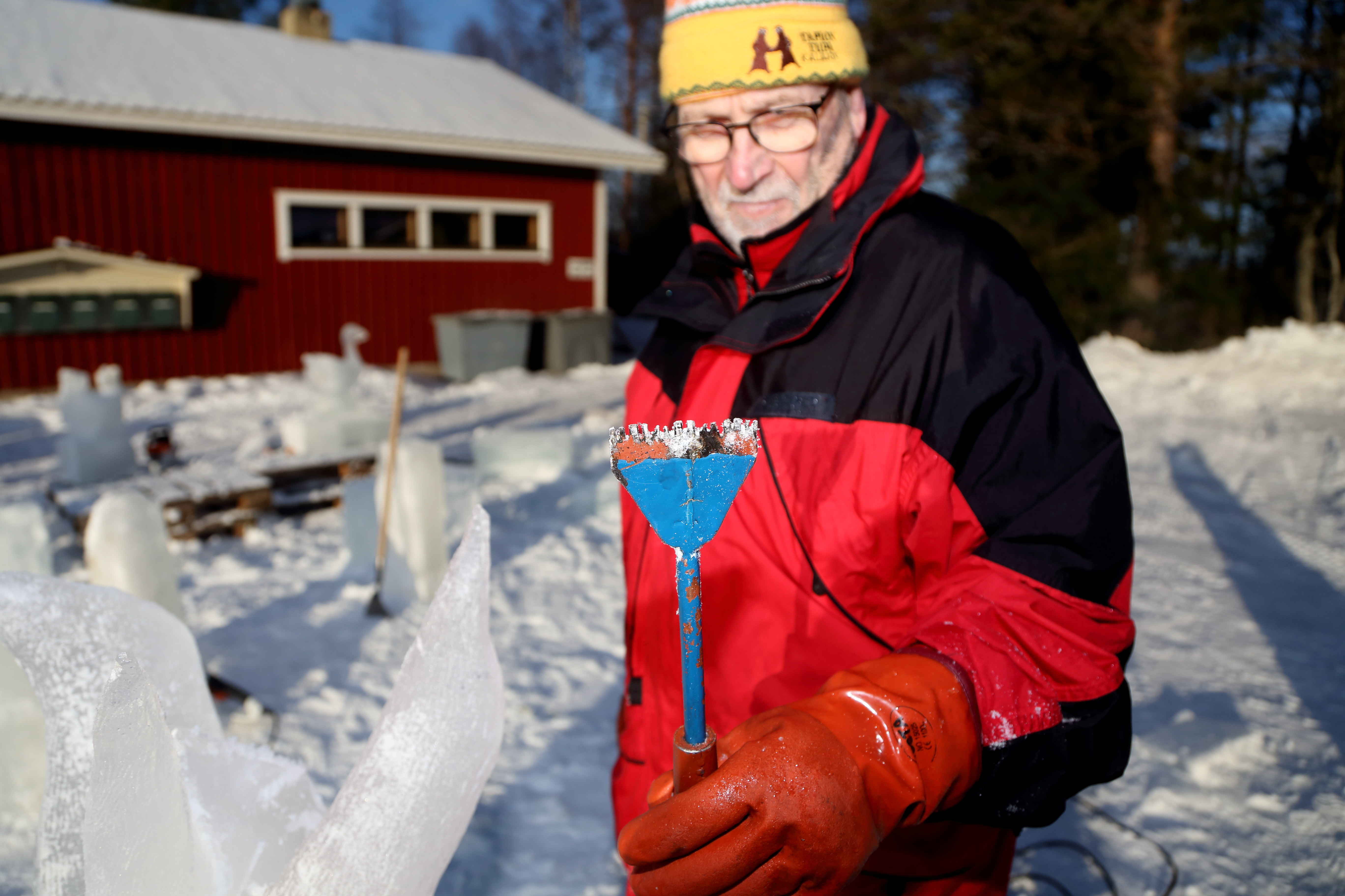 Lauri Ahokas esittelee itse tekemäänsä työkalua. Se on tehty hevosvetoisen niittokoneen terästä.