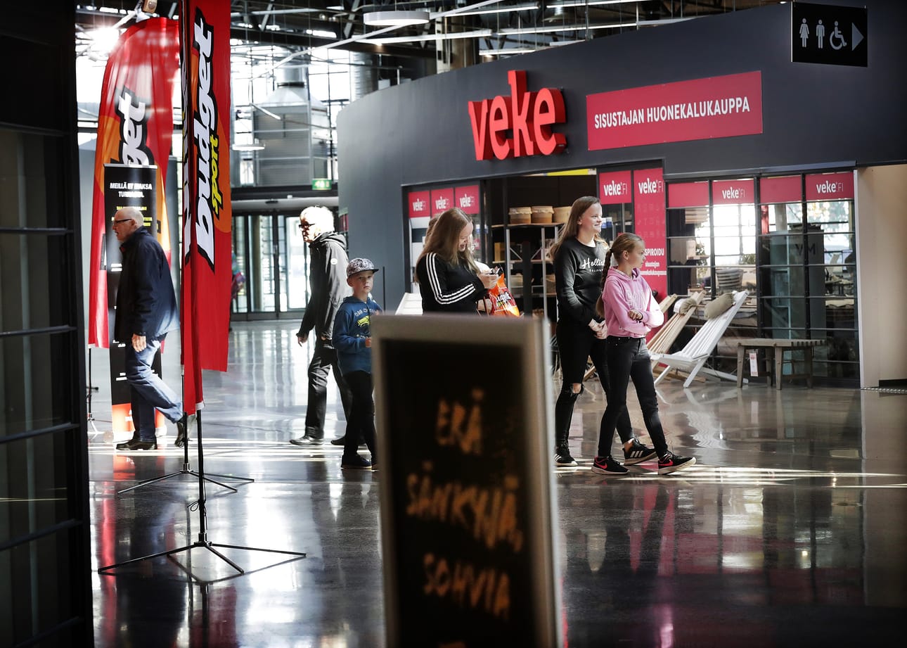 Veronpalautukset tulivat isolle osalle suomalaisista tiistaina. Oulussa päivä sai ihmiset liikkelle, ja useista myymälöistä löytyi päivän aikana sesonkiin liittyviä alennuskampanjoita