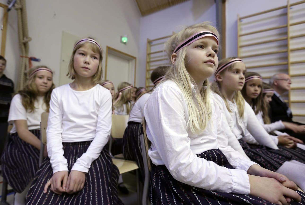 Kuorolaisia koulun satavuotisjuhlassa.