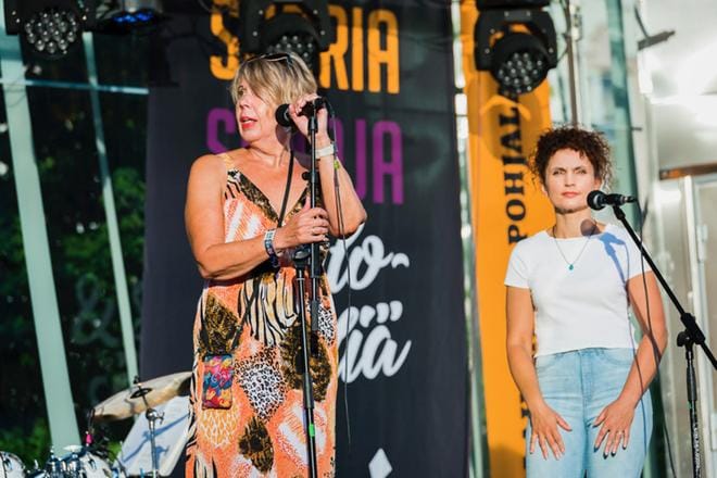 Pohjalaisen toimittajat Jaana-Stiina Ala-Korpi ja Nadia Paavola lauloivat torilavalla Ikkunan ja Pohjalaisen Suoria sanoja ja sulosäveliä -showssa. Kuva: Johan Hagström