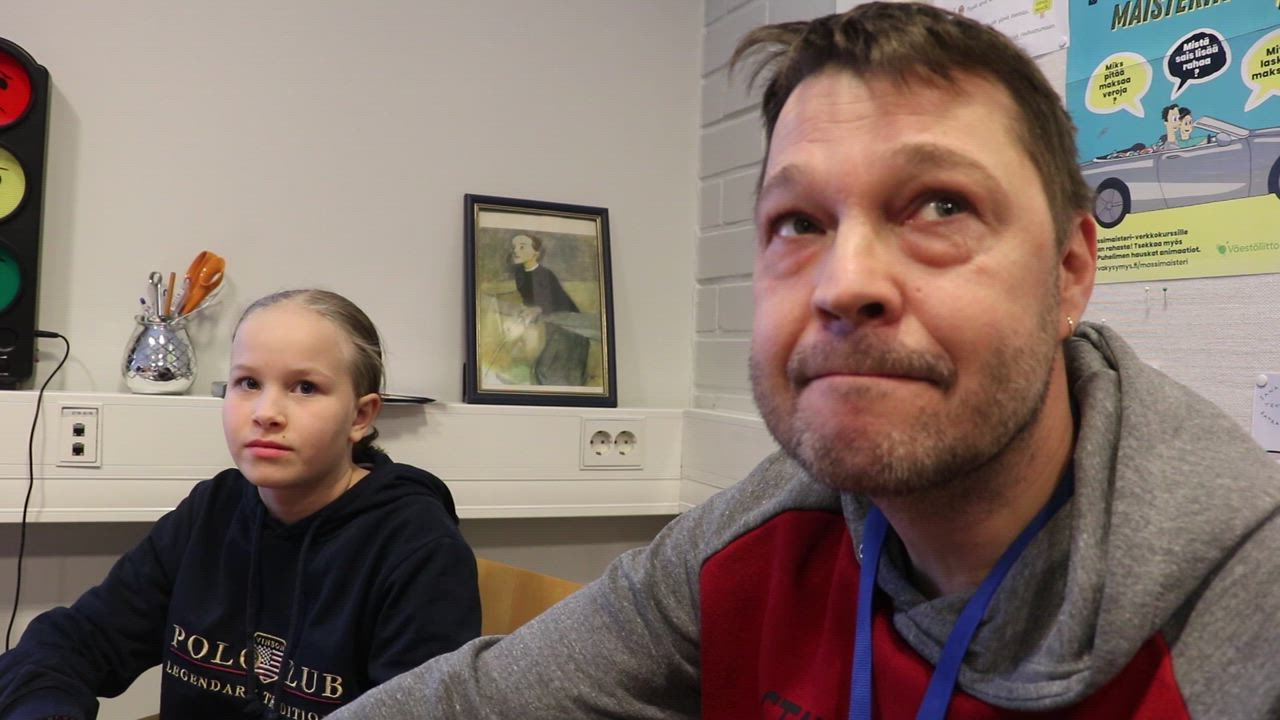 Kahen Kahavit 3.11.2023: Janin työhuoneesta kuuluu iloisia ääniä -Oulaisten yläkoululaisten perjantaihin on piilotettuna herkullisia yllätyksiä