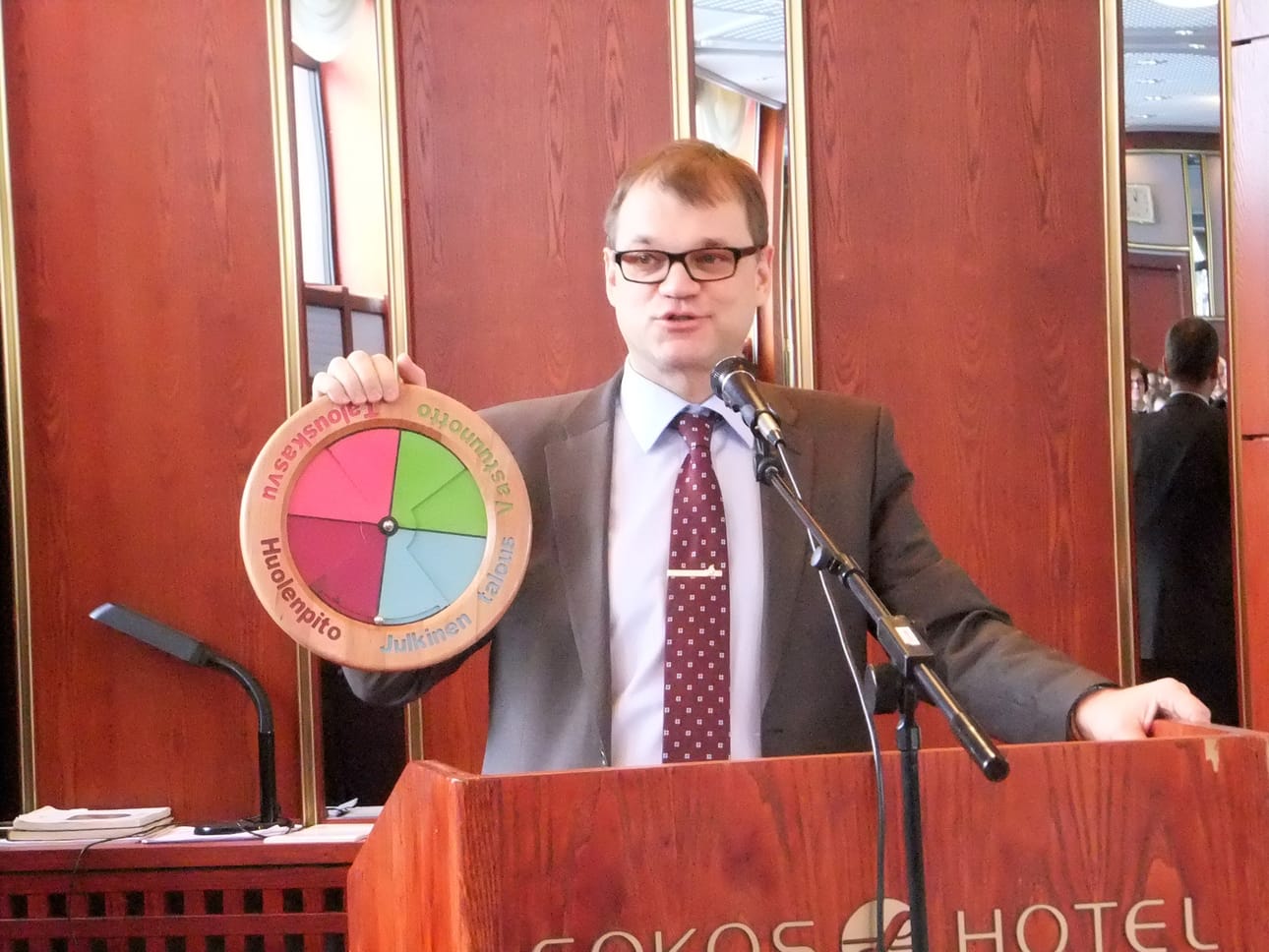 Kirjoittajan mukaan Suomen politiikassa tarvitaan aina Remontti Reiskaa tai sanotaan niin, että Reiska on muuttunut ”Sipiläksi”. Tarvitaan siis sipilää.