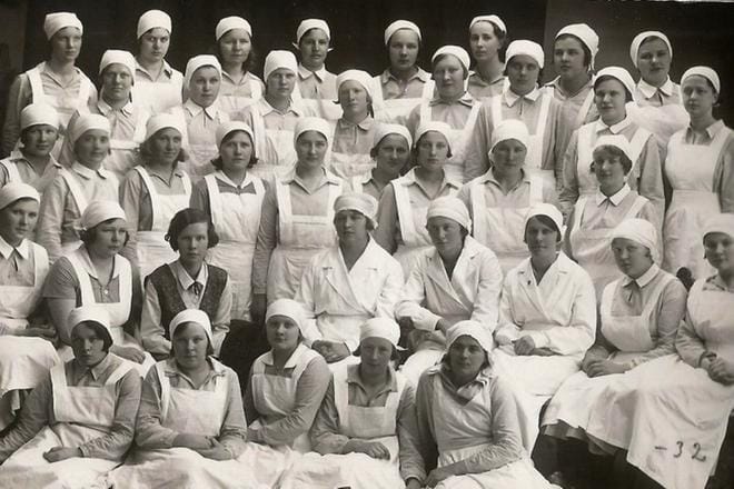 Vaasan talouskoulu tunnettiin aluksi kotitalouskouluna. Oppilaat luokkakuvassaan vuonna 1932. Reetta Heiskanen (toinen rivi, kolmas vasemmalta) toimi koulun johtajana viisitoista vuotta, vuoteen 1938. Talouskoulussa opiskeli 977 oppilasta. Keskiasteen koulu-uudistuksessa koulu siirtyi 1989 Vaasan kaupungille. KUVA: NAISKLUBIN KUVA-ARKISTO
