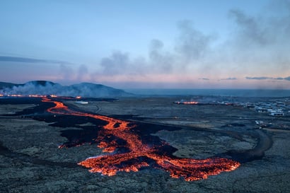 Tulivuorenpurkaus saavutti rannikkokaupungin Islannissa, taloja syttyi tuleen