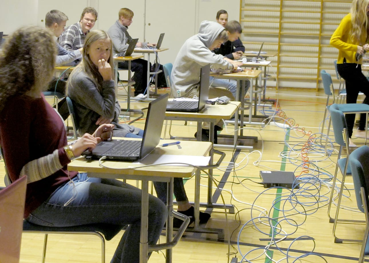 Oulunsalon lukion lukiolaiset testasivat sähköistä äidinkielen ylioppilaskirjoitusta lokakuussa 2015. Arkistokuva.