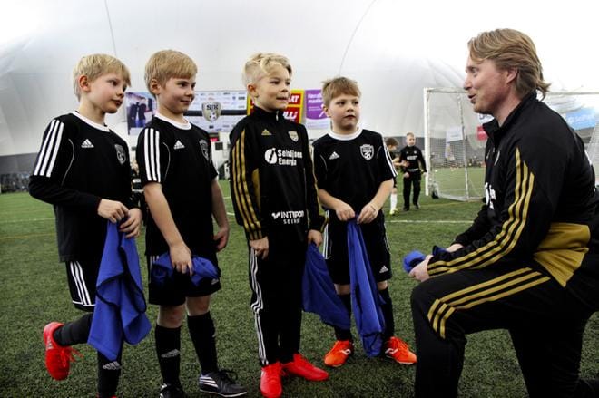 SJK-junioreiden 08-joukkueen apuvalmentaja Marko Honkola jakaa treeniliivit. Kuva Paula Myllykoski
